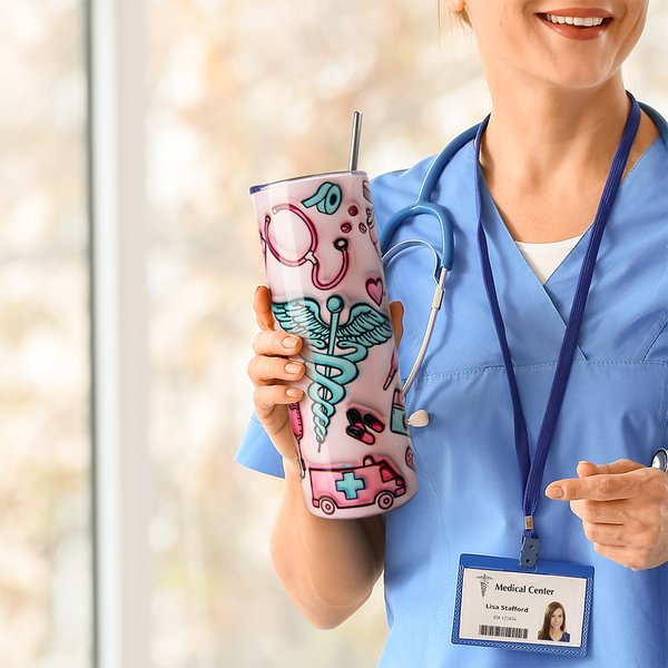 Vaso personalizado con nombre y pajita rosa 3D inflado Letra Caduceo Elementos médicos 20oz Graduación Apreciación Regalo para enfermera
