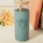 Gepersonaliseerde Geboortebloem 17oz glazen beker met siliconen hoes en bamboe deksel Verjaardagscadeau voor haar