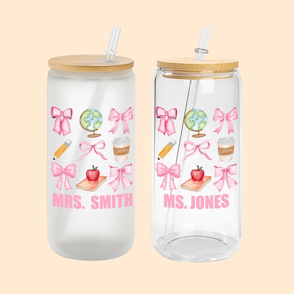 Bicchiere di vetro personalizzato con nome e cognome per la matita Coquette Bow Pink Bow-tie Regalo di ritorno a scuola per l'insegnante