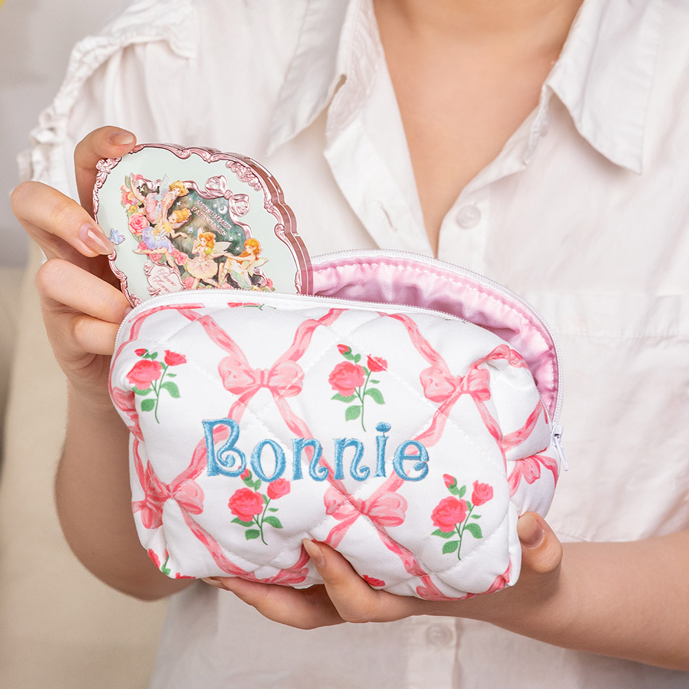 Trousse de Maquillage Brodée Personnalisé avec Nom Motif Noeud de Papillon et Fleur pour les Essentiels de voyage Cadeau Anniversaire pour Elle