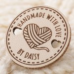 Gepersonaliseerde Handgemaakte PU Leren Knopen Set van 10 Kleding Hoedlabels met Gegraveerde Naam Verjaardagscadeau voor Brei Haakliefhebbers