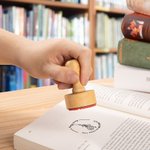 Personalisierte Holzgriff Gummistempel mit Eingravierter Geburtsblume und Namen Geburtstag Geschenk für Buchliebhaber Bibliothekar