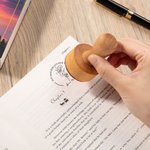 Personalisierte Holzgriff Gummistempel mit Eingravierter Geburtsblume und Namen Geburtstag Geschenk für Buchliebhaber Bibliothekar