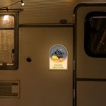 Veilleuse LED en Acrylique Personnalisée avec Texte Motif Tente Décoration à la Chambre Cadeau pour Amoureux de Camping