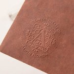 Monogramme de livre gothique personnalisé Tampon gaufreur d'enveloppe de bibliothèque avec initiale et texte Cadeau d'anniversaire pour rat de bibliothèque amateur de gothique