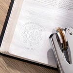 Monogramme de livre gothique personnalisé Tampon gaufreur d'enveloppe de bibliothèque avec initiale et texte Cadeau d'anniversaire pour rat de bibliothèque amateur de gothique