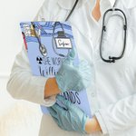 Appunti personalizzati a basso profilo appesi con le mani con nome Regalo di laurea di apprezzamento per infermiere, medico e studente di medicina