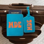 Porte-Passeport Étiquette Bagage Personnalisées avec Initiales Bicolores Accessoires de Voyage Cadeau Bridal Shower Vacances pour Femme