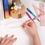 Lot de 2 Stylos à Bille Pailletés Personnalisés avec Fleurs de Naissance et Noms Gravés Cadeau de Rentrée Scolaire pour Enseignant