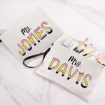Gepersonaliseerde kleurrijke potlood-geïnspireerde Fun Letter Linnen Wristlet Make-up tas met naam Terug naar school Waardering Gift voor leerkracht