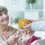 Tazza in ceramica con incisione personalizzata del bouquet di fiori di nascita con nome Regalo di compleanno per le donne