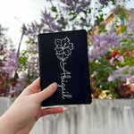 Gepersonaliseerde Geboorte Flower Lederen Paspoort Cover Bagagelabel Set met Naam Travel Essential Verjaardagscadeau voor vrouwen