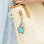 Personalisierte Meeresschildkröte Seestern Ozean Thema Schlüsselanhänger Tasche Charme mit eingravierten ersten Scheibe und Türkis Perle Geburtstag Geschenk für Frauen Schildkröte Liebhaber