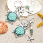 Personalisierte Meeresschildkröte Seestern Ozean Thema Schlüsselanhänger Tasche Charme mit eingravierten ersten Scheibe und Türkis Perle Geburtstag Geschenk für Frauen Schildkröte Liebhaber