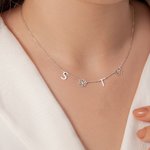 Collier Personnalisé avec 1-6 Fleur de Naissance Pierre de Naissance Initiale Cadeau Fête des Mères Anniversaire Pour Maman