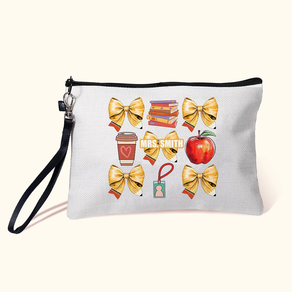Sac de maquillage personnalisé avec nom et dragonne Coquette Bow Pencil Apple Book Work Card Design Back to School Appreciation Gift for Teacher