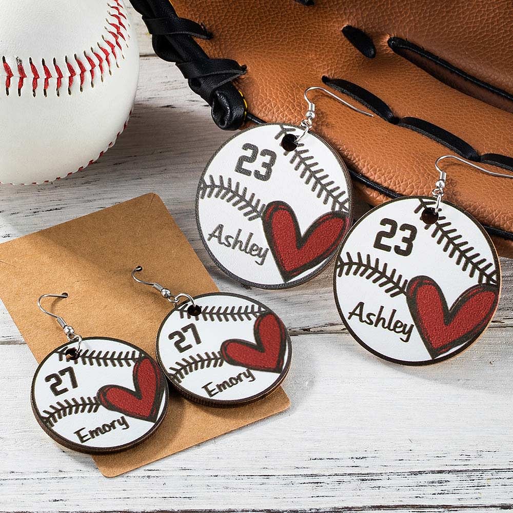 Boucles d'Oreilles de Sport Personnalisées avec Nom et Numéro Baseball Basketball Football Cadeau pour Maman Joueuse de Sport Balle