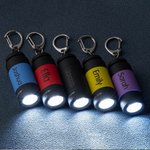 Gepersonaliseerde Mini LED USB Oplaadbare Zaklamp Sleutelhanger met Gegraveerde Naam Verjaardagscadeau voor Reisliefhebber