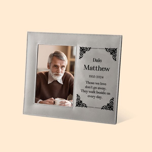 Marco de fotos de piel personalizado Walk Beside Us Every Day con nombre y año Regalo conmemorativo de simpatía por la pérdida de un ser querido