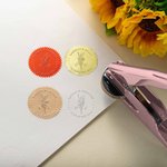 Tampon de Gaufrage Personnalisé avec Nom Fleurs de Naissance Date Cadeau Anniversaire Fête des Mères pour Femme Amoureuse de Lecture