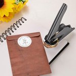 Tampon de Gaufrage Personnalisé avec Nom Fleurs de Naissance Date Cadeau Anniversaire Fête des Mères pour Femme Amoureuse de Lecture