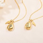 Personligt graverat halsband med graverad födelseblomma, droppe, aska, urna, hängsmycke med vingberlock, kremeringssmycke, minnesgåva, minnesgåva för kvinnor