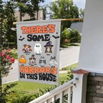 Personalisierte Es gibt einige Schrecken in diesem Haus Halloween Haustier Gartenfahne mit 1-7 Hund Katze Porträt und Namen Hof Dekor Halloween Gesche