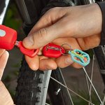 Personalisierte Multicolor Mountainbike Pedal Keychain mit Namen Geburtstag Radfahren Geschenk für Radfahrer