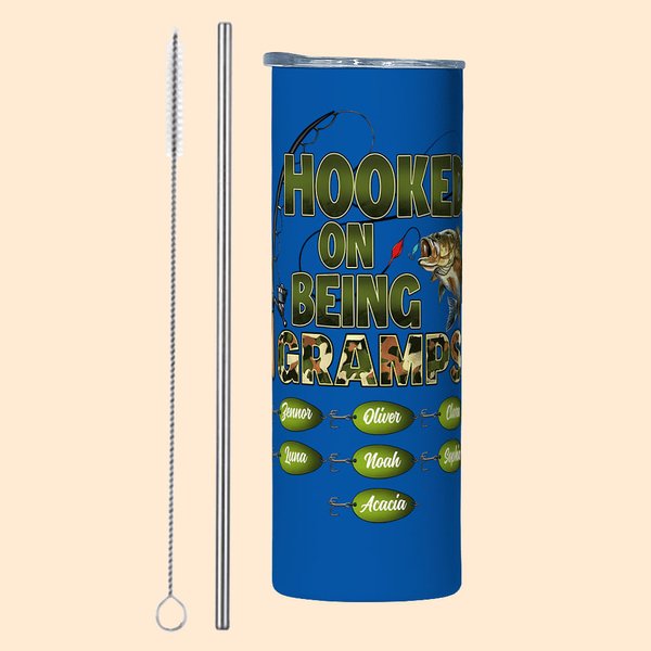 Personalisierte lustige Hooked On Being Papa 20oz Skinny Tumbler mit 1-20 Namen Großelterntag Vatertag Geschenk für Opa Papa
