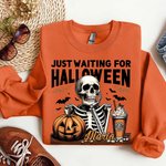 Teschio personalizzato Jack O'Lantern Bat Design Just Waiting For Halloween Felpa a girocollo con nome Regalo in costume di Halloween per la famiglia