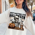 Teschio personalizzato Jack O'Lantern Bat Design Just Waiting For Halloween Felpa a girocollo con nome Regalo in costume di Halloween per la famiglia