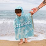 Gepersonaliseerde Quick Dry Tie Dye Kleurrijk Microfiber Kid Hooded Strandlaken Poncho met Naam Zomer Vakantie Feest Cadeau voor Jongen Meisje