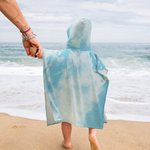 Gepersonaliseerde Quick Dry Tie Dye Kleurrijk Microfiber Kid Hooded Strandlaken Poncho met Naam Zomer Vakantie Feest Cadeau voor Jongen Meisje