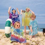 Gepersonaliseerde Quick Dry Tie Dye Kleurrijk Microfiber Kid Hooded Strandlaken Poncho met Naam Zomer Vakantie Feest Cadeau voor Jongen Meisje