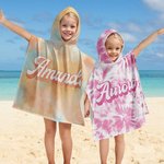 Gepersonaliseerde Quick Dry Tie Dye Kleurrijk Microfiber Kid Hooded Strandlaken Poncho met Naam Zomer Vakantie Feest Cadeau voor Jongen Meisje