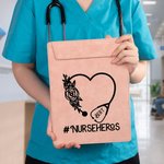 Appunti A4 personalizzati con nome e testo per la settimana dell'infermiere, con disegno floreale multicolore dello stetoscopio.