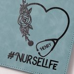 Appunti A4 personalizzati con nome e testo per la settimana dell'infermiere, con disegno floreale multicolore dello stetoscopio.