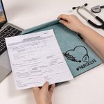 Appunti A4 personalizzati con nome e testo per la settimana dell'infermiere, con disegno floreale multicolore dello stetoscopio.