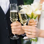 Personlig uppsättning av 2 graverade bröllopskristall 7,5 oz champagneflöten prydda med pärlor och band Jubileumsbröllopsgåva för nygifta par