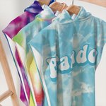 Gepersonaliseerde Quick Dry Tie Dye Kleurrijk Microfiber Kid Hooded Strandlaken Poncho met Naam Zomer Vakantie Feest Cadeau voor Jongen Meisje