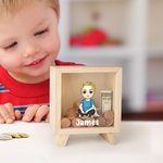 Henkilökohtainen söpö sarjakuvahahmo puinen selkeä Piggy Bank Money Box nimi syntymäpäivä lasten päivä lahja pojille tytöille