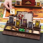 Personlig bordsskiva av trä Brädspel Kortresurs Tokens Organisatörsbricka med graverat namn Game Night Födelsedagsfest Present för Gamer Lover