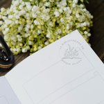 Tampon de Gaufrage Personnalisé avec Nom Fleur de naissance Thème Bibliothèque Cadeau d'Anniversaire pour Amoureux des Livres