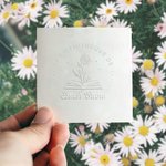 Tampon de Gaufrage Personnalisé avec Nom Fleur de naissance Thème Bibliothèque Cadeau d'Anniversaire pour Amoureux des Livres