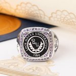 Personlig universitets klass signetring med initialer skolnamn gravering text klass 2025 Graduation Gift för Graduate