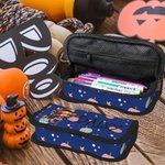 Trousse à Crayons Personnalisée avec Nom Motif Sorcière Vache Highland Cadeau Halloween Rentrée Scolaire pour Enfant Adolescent
