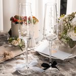 Personalisierte 2er Champagnergläser mit Gravierten Namen 222 ml Kristall-Champagnerkelche mit Perlen Schleifen Hochzeit Oktoberfest Geschenk für Paar