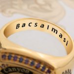 Personlig universitets klass signetring med initialer skolnamn gravering text klass 2025 Graduation Gift för Graduate