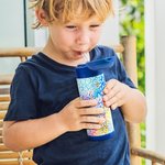 Bottiglia d'acqua per bambini isolata con cannuccia, coperchio a prova di fuoriuscita e manico Regalo di compleanno per la scuola per bambini e bambin