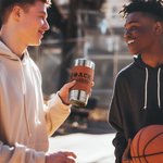 Personalisierte Basketball Textur 20oz isoliert Name Becher mit Schieberegler Deckel und Strohhalm Geburtstag Dankeschön Geschenk für Basketball-Train